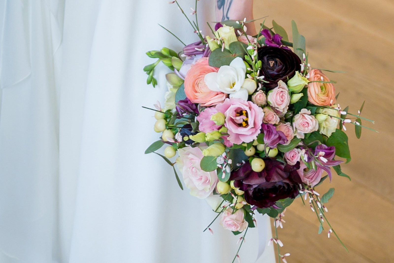 Kyritzer Seenkette umgeben von üppigen Bäumen und einem kleinen Waldgebiet.