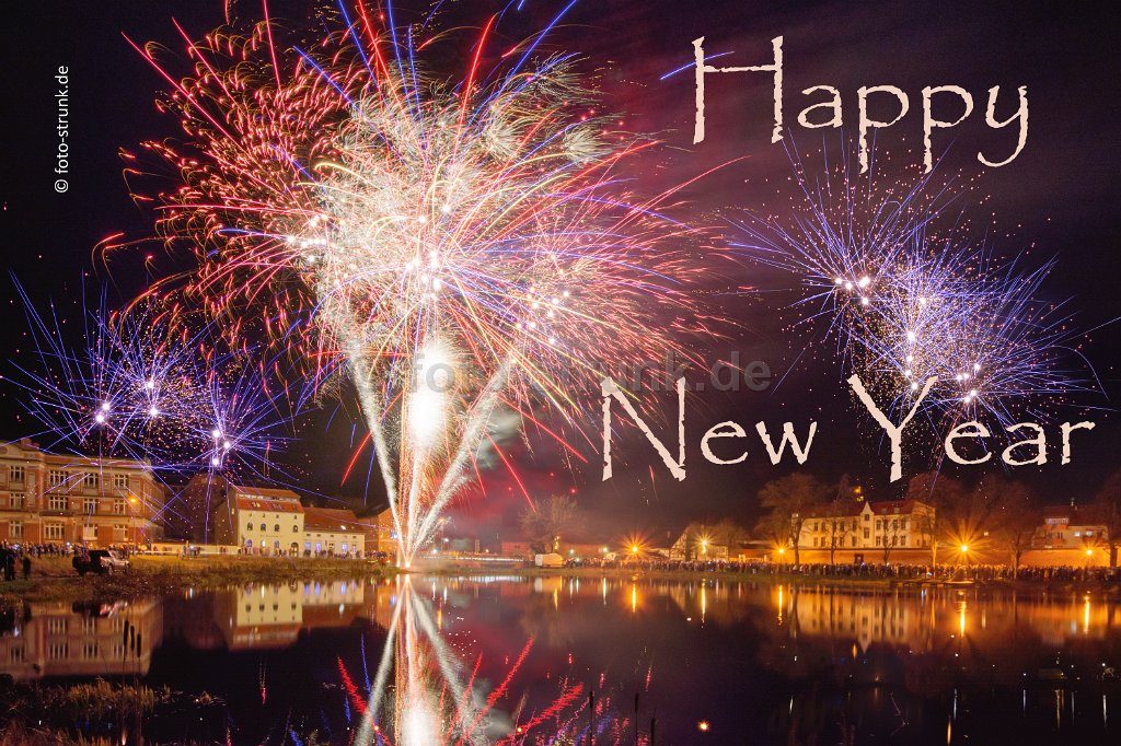 Kyritzer Seenkette umgeben von üppigen Bäumen und einem kleinen Waldgebiet.