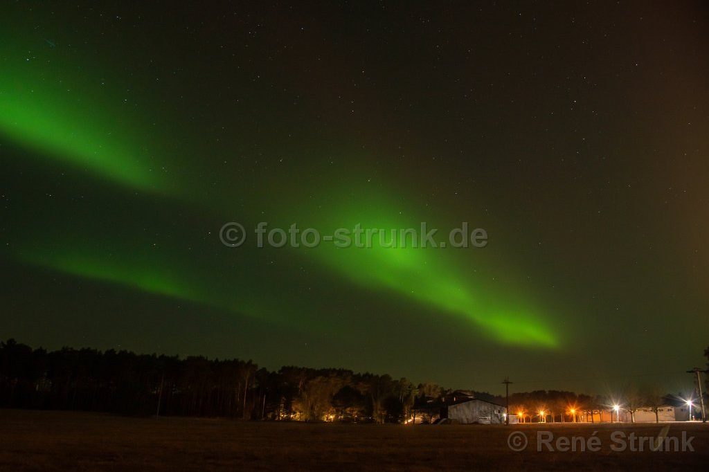 Kyritzer Seenkette umgeben von üppigen Bäumen und einem kleinen Waldgebiet.